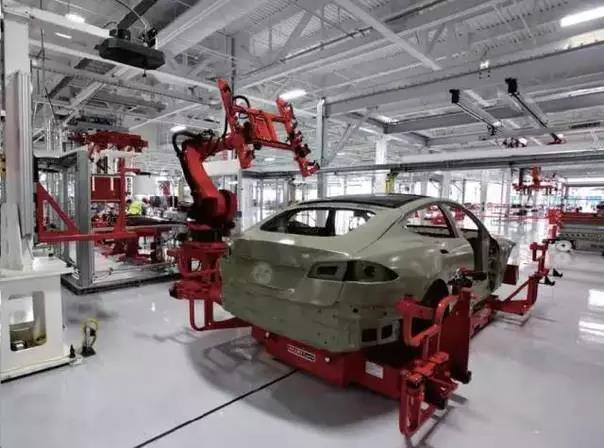 特斯拉的汽車裝配廠,全部由機器人操作
