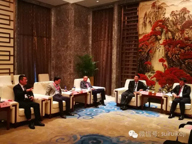 江西省委常委、鷹潭市委書(shū)記陳興超(右一) 隨銳科技舒騁(左一)